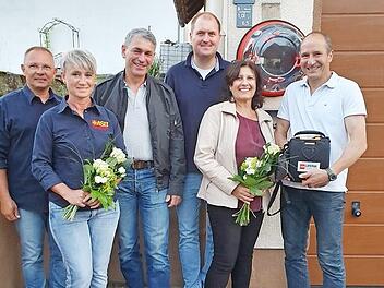 Albert und Conny Florsch&uuml;tz vom ASB, Eberhard Hauck, Sebastian Martin (Defibrillator-Beauftragter), Isabell Hauck und Elmar Schramm mit dem Defibrillator  Foto: privat