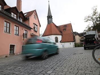In der verkehrsberuhigten Wiesentstraße sind nahezu alle Autos zu schnell unterwegs. "Die Stadt muss handeln", finden Anwohner.  Foto: Josef Hofbauer