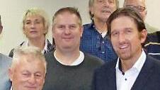 ÜWG-Sprecher Hermann Dippold (vorne, links) gratulierte dem Bürgermeisterkandidaten Matthias Keller. Foto: Klaus-Peter Wulf