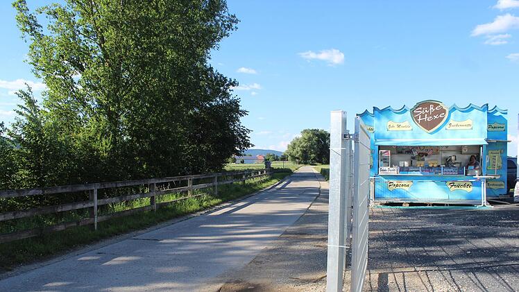 Nah an der Natur gelegen, führt noch eine Straße am Stand vorbei. Keine allzu befahrene.