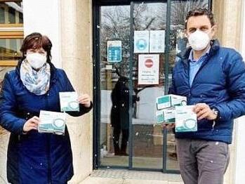 Bürgermeister Jörg Neubauer und Ute Leppert bitten die Bürger der Gemeinde um Abholung von FFP2-Masken im Mehrzweckhaus. Es ist alles vorbereitet für die kostenlose Übergabe.  Foto: K.- H. Hofmann