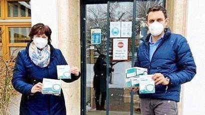 Bürgermeister Jörg Neubauer und Ute Leppert bitten die Bürger der Gemeinde um Abholung von FFP2-Masken im Mehrzweckhaus. Es ist alles vorbereitet für die kostenlose Übergabe.  Foto: K.- H. Hofmann