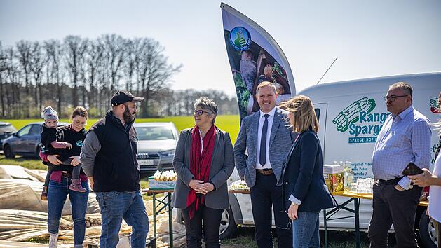 Oberasbach: Spargelsaison 2025 im Kreis F&uuml;rth er&ouml;ffnet