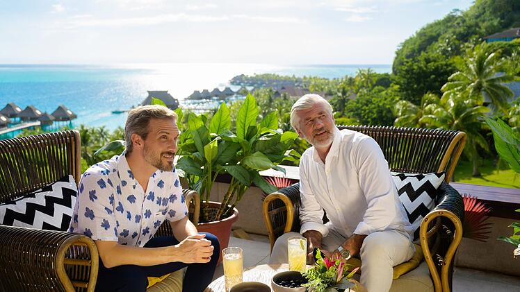 Paul Richter (Thadd&auml;us Meilinger, links) ist nerv&ouml;s: Seine Freundin Elsa m&ouml;chte ihm auf Bora Bora ihre 18-j&auml;hrige Tochter Nora vorstellen. Wie wird sie reagieren? Staff-Kapit&auml;n Martin Grimm (Daniel Morgenroth) hat wie immer kluge Ratschl&auml;ge im &Auml;rmel.