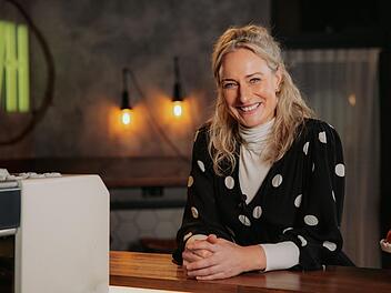 Eva Mona Rodekirchen spricht beim "GZSZ-Bargefl&uuml;ster" offen &uuml;ber ihre Wechseljahre.