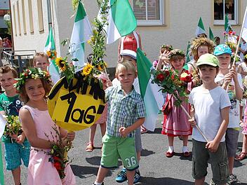 Ein bunter Festzug führte durch Mainleus.  Fotos: Karl Klippel (7) und Sonja Adam (31).