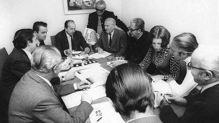 Eine FT-Redaktionskonferenz Anfang der 70-er Jahre mit (im Uhrzeigersinn Umlandredakteur Fritz Janson, Gerichtsreporter Willi Hesse, Lokalchef Willy Heckel, Umlandredakteur Helmut Luscher, Wirtschaftsredakteur Norbert Renn, Politikredakteur Helmut Först, Chef vom Dienst Georg Wrobel, Zeichner Walter Hertel, Chefredakteur Dr. Carl Caspar Speckner und Umlandredakteur Gerhard Urban.  Foto: Emil Bauer