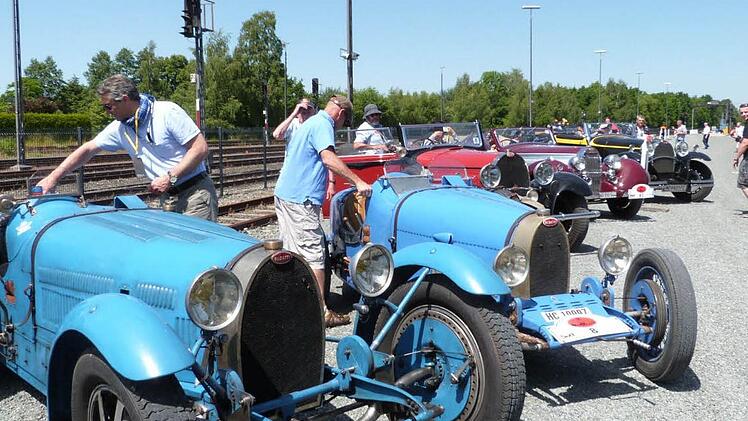 Rund 70 historische Raritäten der Marke Bugatti waren am Pfingstsamstag im Deutschen Dampflokomotiv-Museum in Neuenmarkt zu Gast. Foto: Werner Reißaus