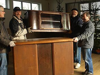 Hubert Schott (2.v. links, hier mit v.l. Josef Müller, Herbert Häuslein und Peter Albert ) hat 39 Jahre lang in der VG Eltingshausen im Vorstand gearbeitet und dabei auch mit angepackt, Jetzt macht er an der VG-Spitze Platz für jüngere Leute, wie er sagt.  Foto: Archiv Stefan Geiger