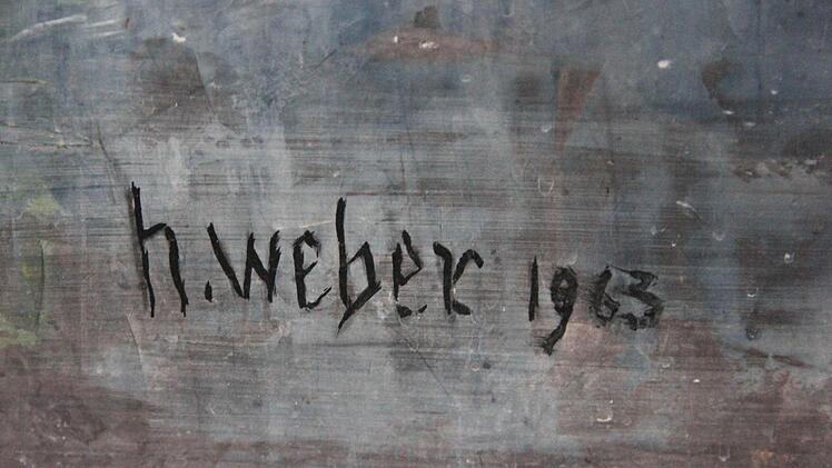 Hubert Weber signierte sein 1963 geschaffenes Kunstwerk in der Tschirner Schule.  Foto: Friedwald Schedel