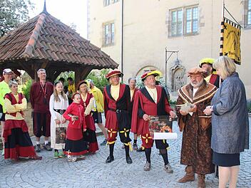 Lucas Cranach der Ältere alias Rudi Kaufhold überreicht an die Zweite Bürgermeisterin Birgit Weber (rechts) einen Fensterteil aus der Kirche St. Marien in Wittenberg. Fotos: Helke Renner