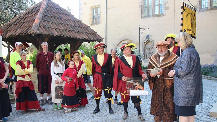 Lucas Cranach der Ältere alias Rudi Kaufhold überreicht an die Zweite Bürgermeisterin Birgit Weber (rechts) einen Fensterteil aus der Kirche St. Marien in Wittenberg. Fotos: Helke Renner