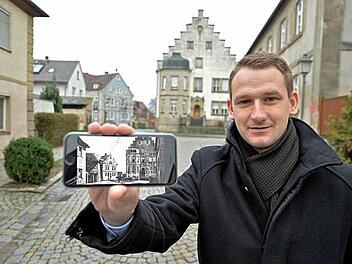 So ähnlich könnte es ab dem kommenden Sommer funktionieren, macht Bürgermeister Johannes Maciejonczyk vor: Mit dem Smartphone die Internetseite aufrufen, mit deren Hilfe man zu den Stationen findet und dann die historische Ansicht mit der aktuellen vergleicht.