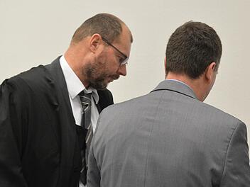 Der Angeklagte Heinz W (rechts) und sein Bamberger Wahlverteidiger Dieter Widmann Foto: Ronald Rinklef