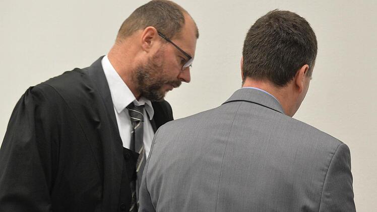 Der Angeklagte Heinz W (rechts) und sein Bamberger Wahlverteidiger Dieter Widmann Foto: Ronald Rinklef