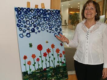 Die Werke, mit denen sich Grund- und Mittelschüler aus dem Landkreis Haßberge an einem bayernweiten Schülerwettbewerb in textilem Gestalten beteiligen, sind bis zum 6. April in der Sparkassen-Galerie in Haßfurt zu sehen. Fachberaterin Barbara Beuerlein, die mit Schulrätin Claudia Schmidt den Wettbewerb initiiert hat, erläutert hier die Techniken, die für das Bild "Frühlingserwachen" angewandt wurden.  Foto: Sabine Weinbeer