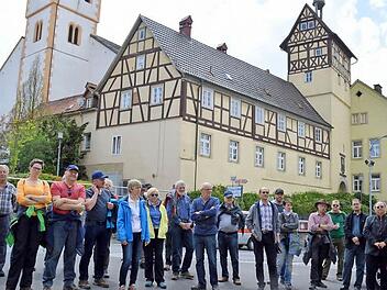 Zahlreiche Menschen waren gekommen, um den Rundweg zum Bruderkrieg von 1866 kennenzulernen. Foto: Arthur Stollberger