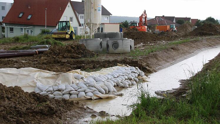 Hilfsdämme wurden aufgeschüttet. Blick nach Obertheres von der Buchener Straße. Foto: Ronald Heck
