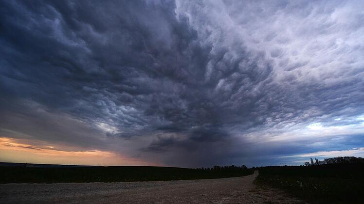 In der Nacht zum Samstag werden starke Gewitter erwartet. Foto: Martin Schutt/dpa