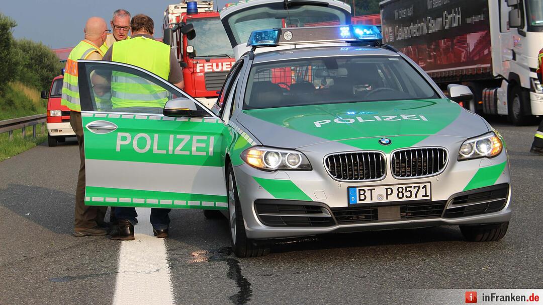 Drei Fahrspuren nach folgenschwerem Auffahrer blockiert - Geladene Autos liegen auf der Autobahn