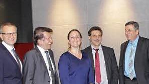 Gründungsmitglieder der Forschungsvereinigung und Verantwortliche des TAC (von links): IHK-Hauptgeschäftsführer Sigmar Schnabel, IHK-Präsident Friedrich Herdan, TAC-Geschäftsführerin Caroline Rahn, Wilhelm Heubner (FTE automotive), Thomas Geck (HUK Coburg), Lothar Bauersachs (Lasco), Peter Stich (Kapp Niles), TAC-Vorstandssprecher Professor Jürgen Krahl. Foto: Simone Bastian