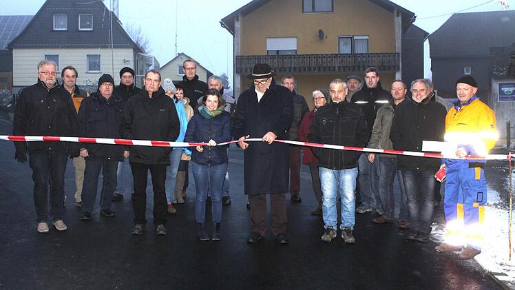 Im Beisein der Gemeinderäte, Planer und Baufirmen sowie der Nachbarschaft wurde der "Berliner Ring" wieder offiziell für den Verkehr freigegeben.  Foto: Michael Wunder