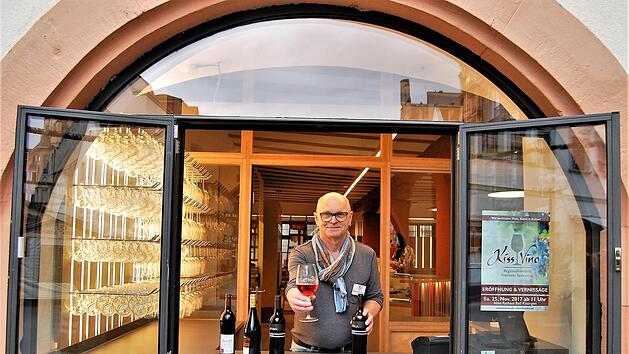 Betriebsleiter Bernhard Gößmann-Schmitt kann künftig die Vinothek-Kundschaft direkt durch das geöffnete Frontfenster zum Marktplatz bedienen. Sigismund von Dobschütz