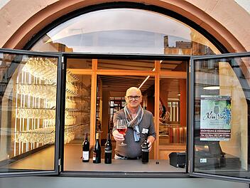 Betriebsleiter Bernhard Gößmann-Schmitt kann künftig die Vinothek-Kundschaft direkt durch das geöffnete Frontfenster zum Marktplatz bedienen. Sigismund von Dobschütz