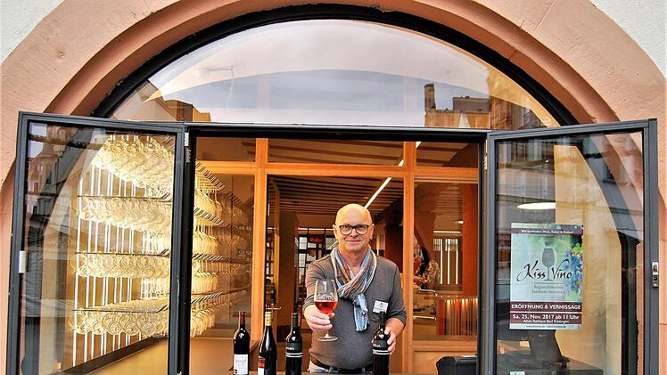 Betriebsleiter Bernhard Gößmann-Schmitt kann künftig die Vinothek-Kundschaft direkt durch das geöffnete Frontfenster zum Marktplatz bedienen. Sigismund von Dobschütz