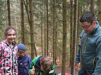 Angelina Dietz, Jonathan Mathschke und Samuel Heinzl haben Hilfe beim L&ouml;cher graben: Denn die erst wenige Monate alte Jagdh&uuml;ndin Milka,  die F&ouml;rster Jonas Duscher begleitet, hilft kr&auml;ftig mit.Sonny Adam
