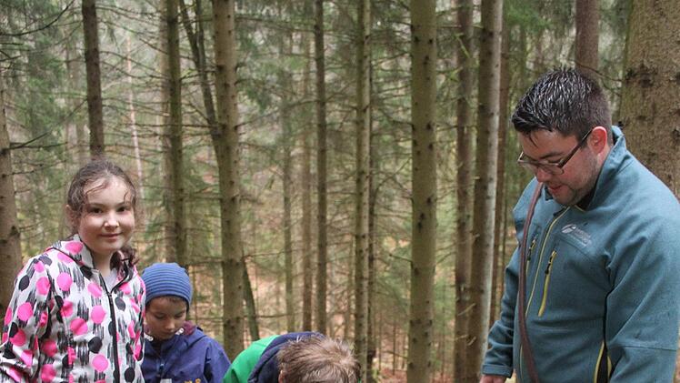 Angelina Dietz, Jonathan Mathschke und Samuel Heinzl haben Hilfe beim L&ouml;cher graben: Denn die erst wenige Monate alte Jagdh&uuml;ndin Milka,  die F&ouml;rster Jonas Duscher begleitet, hilft kr&auml;ftig mit.Sonny Adam