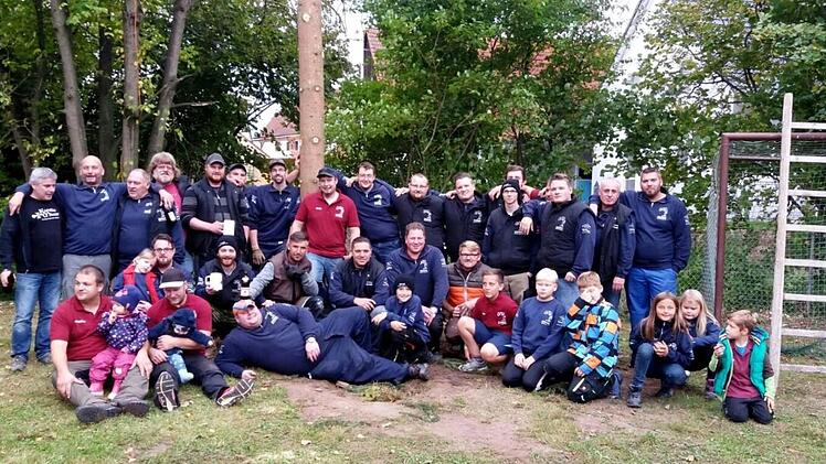Die Kerwagemeinschaft von Medbach - hier helfen alle, Groß und Klein, zusammen. Privat