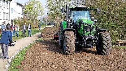 Der Beuerfelder Landwirt Florian Eckardt sorgte für eine fachgerechte Vorbereitung der Fläche und brachte das Saatgut ein.  Foto: Landratsamt