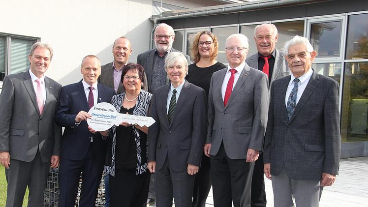 Eine Vielzahl von Ehrengästen waren dabei: Vorne von links Landrat Klaus Löffler, Bürgermeister Thomas Löffler, Zweite Bürgermeisterin Monika Barnickel, Regierungsvizepräsident Thomas Engel, Altlandrat Heinz Köhler und Altbürgermeister Gerhard Neubauer. Hintere Reihe Architekt Winfried Lebok ( Zweiter von links) und Dritter Bürgermeister Klaus Neubauer.Veronika Schadeck