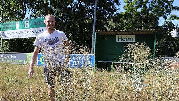 Willkommen im Dschungel des FC Wacker Bamberg. Nur die Auswechselbank und  die Anzeigetafel im Hintergrund lassen es erahnen: Hier handelt es sich tats&auml;chlich um einen Fu&szlig;ballplatz. Inzwischen haben Spielleiter Alexander von Stetten und seine Mitstreiter aber die gro&szlig;e Hoffnung: Im Juni 2021 soll hier wieder gespielt werden.Barbara Herbst