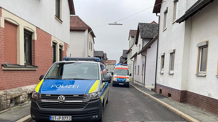 Neustadt bei Coburg: Dachstuhlbrand führt zu Großeinsatz - sechs Menschen werden verletzt