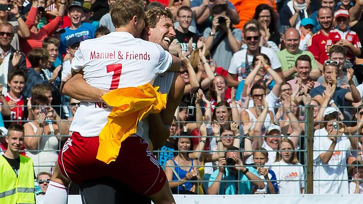 Dirk Nowitzki und Manuel Neuer jubeln gemeinsam.  Foto: Tobias Köpplinger