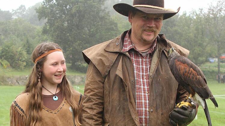 Bayern und Franken vertraten Oliver Pfister, der auch Falkner ist, und seine Tochter Johanna Pfister aus Neuhof im Steigerwald.