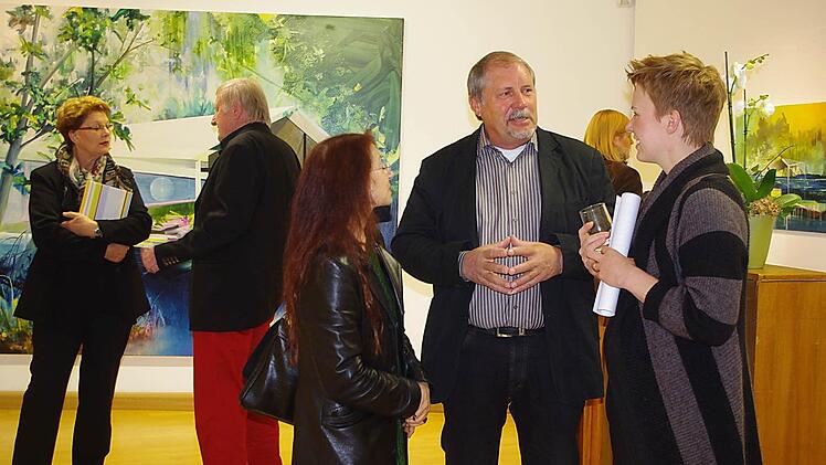 Donata Benker (rechts) im Gespräch mit Ausstellungs-Besuchern