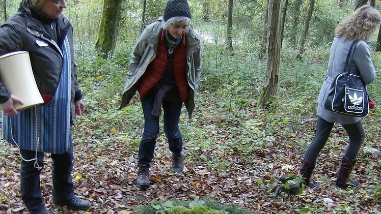Försterin Jutta Lies (l.) ist für den Ebermannstadter Friedwald zuständig. Regelmäßig führt sie Interessanten durch den Wald und informiert sie, wie die Urnen aussehen und welche Möglichkeiten der Bestattung es gibt.