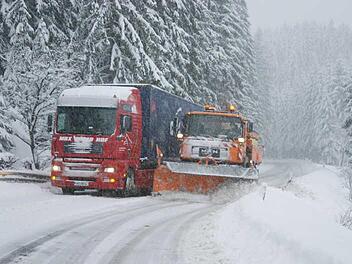Ein personeller Engpass erschwert heuer die Planungen für den Winterdienst auf Kreisebene.  Foto: Archiv/C. Igler