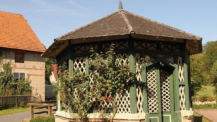 Unter Denkmalschutz steht diese "Wirtshauslaube" am Gasthaus Zehendner, die eine der wenigen erhaltenen im Landkreis ist. Foto: Günther Geiling