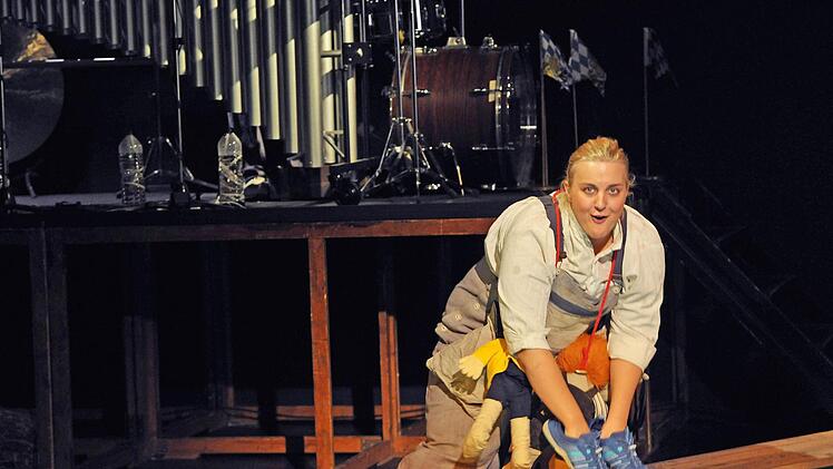 Kora Pavelic beeindruckt in "Gold" von Leonard Evers in der Coburger Reithalle.Foto: Andrea Kremper