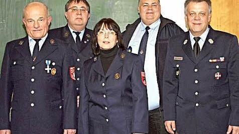 Vorstandswahl bei der Feuerwehr Seubelsdorf (von links): Kassierer Manfred Popp, Vorsitzender Thomas Löffler, stellvertretende Vorsitzende Elvira Lorenz, Schriftführer Frank Stuhlmann und Kreisbrandmeister Thomas Hofmann. Foto: Alfred Thieret
