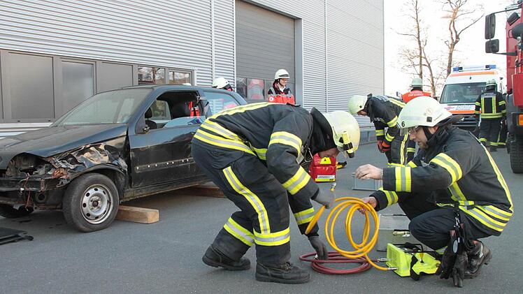 Angenommenes Szenario: Eine Motorradfahrerin ist nach einem Sturz unter ein Auto gerutscht. Die Rettungskräfte beginnen mit ihrer Arbeit. Foto: Jürgen Gärtner