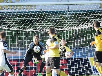 Michael Edemodu hielt einen Elfmeter beim Frohnlacher 2:1-Sieg in Amberg und avancierte damit zum Matchwinner. Fotos: Andreas Brückmann