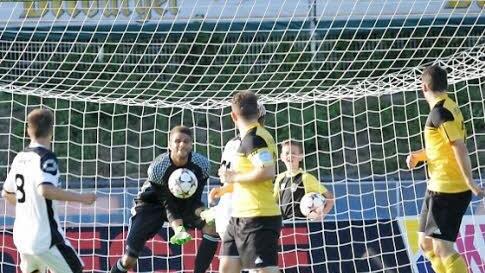Michael Edemodu hielt einen Elfmeter beim Frohnlacher 2:1-Sieg in Amberg und avancierte damit zum Matchwinner. Fotos: Andreas Brückmann