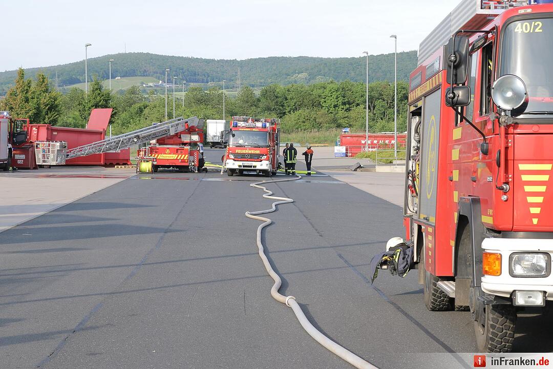 Feuer in Industriebetrieb in Alzenau – Schaulustige behindern Feuerwehr