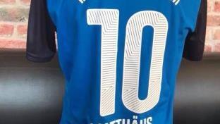 Lothar Matthäus läuft mit der 10 auf. Foto:Thomas Krauss