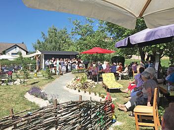Strahlende Sonne - beste Stimmung: Das erste Benefizkonzert im Fränkischen Sinnesgarten der Diakoniestation Forchheim in Schlaifhausen war ein voller Erfolg. Foto: PR